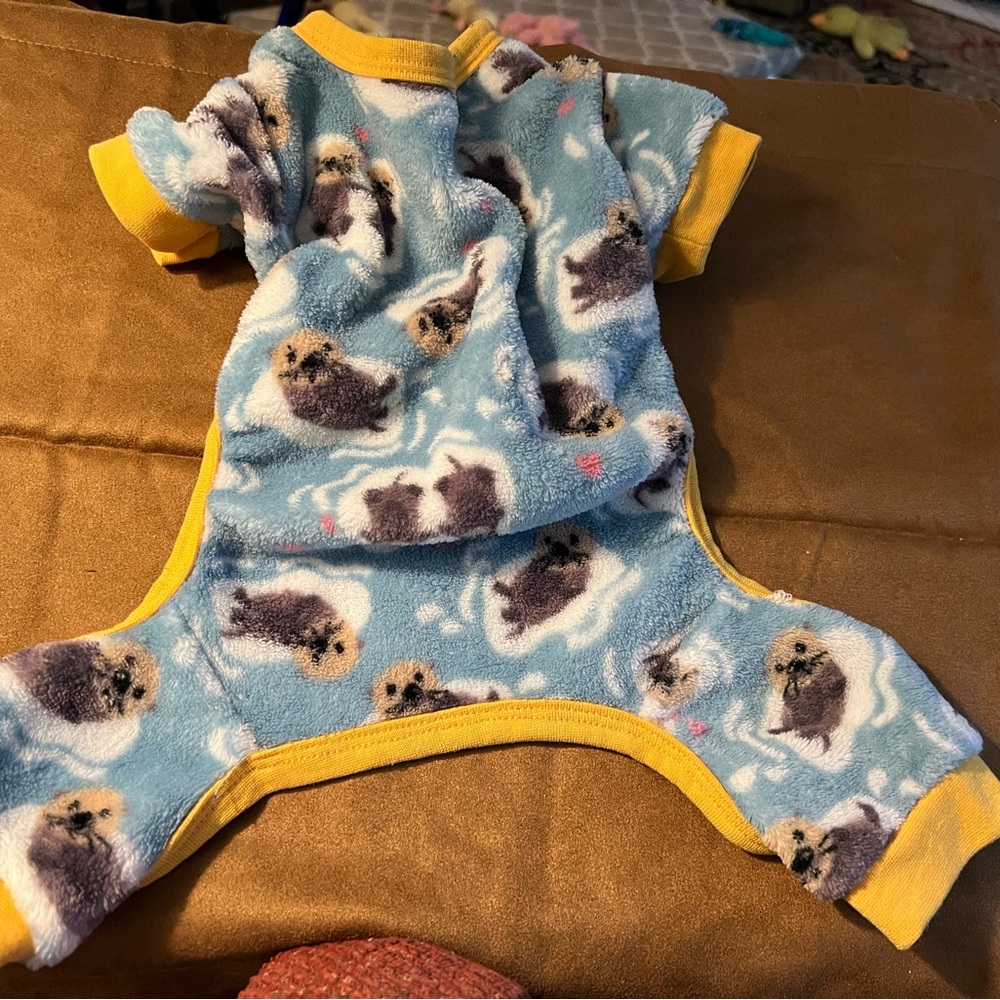 Dog Blue & Yellow Seal Print Plush Pajama

1 piece